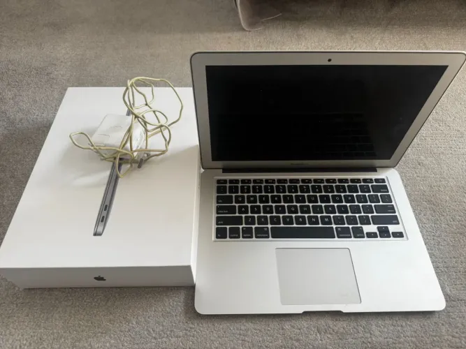 MACBOOK AIR 13 pouquíssimo usado - todos os acessórios e nota fiscal 