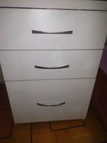 2 cômodas na cor branca com 3 gavetas, sendo 1 gavetão. 140,00 cada