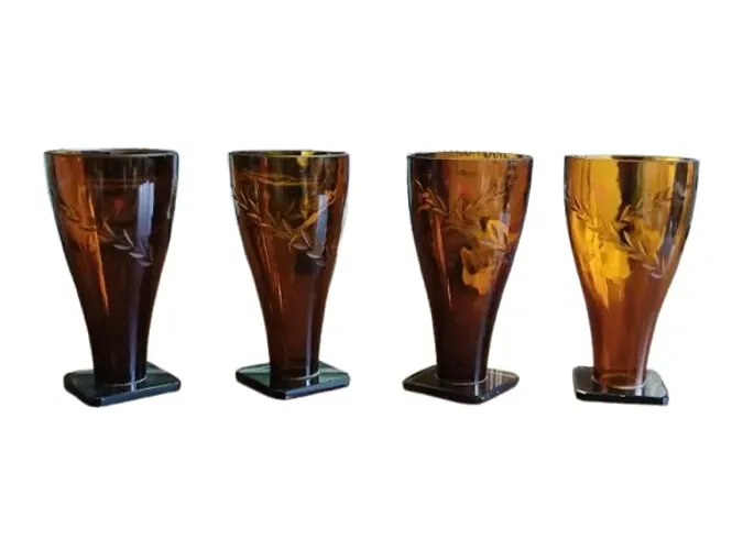 Conjunto de 4 Copos Vintage em Vidro Âmbar com Base Quadrada Raros e Elegantes
