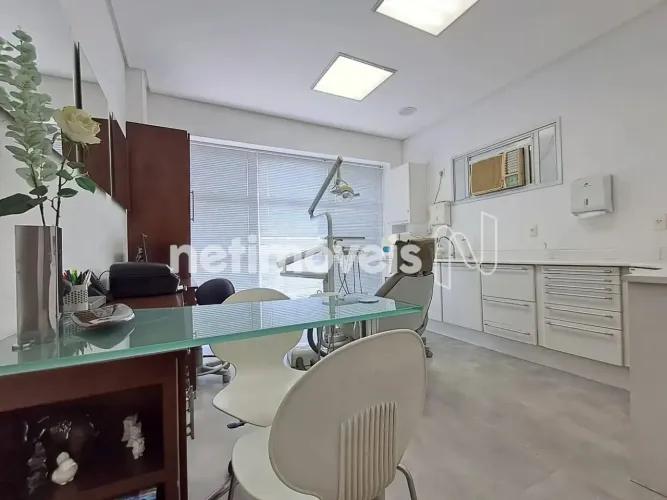 Sala mobiliada para consultório odontológico e uma vaga demarcada à venda no Santo Antônio
