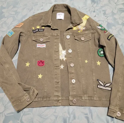 Jaqueta jeans estilo militar com bordados tamanho P