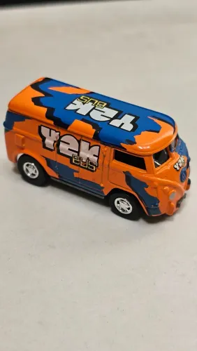 Johnny Lightning Volkswagen Combi. Ônibus do Ano Y2K 1999 Laranja (Usado)
