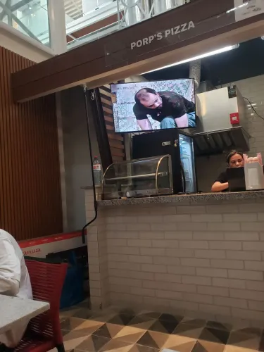 Instalação de tv  em suporte 