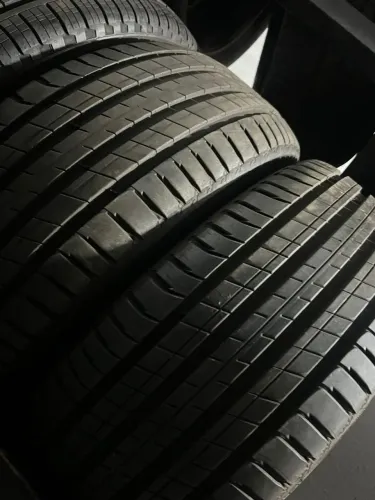 Pneu 255/45/20 Michelin  98 % vida útil.