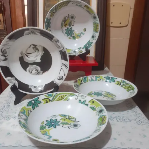 Pratos  fundos plástico resistente  4 pecas
