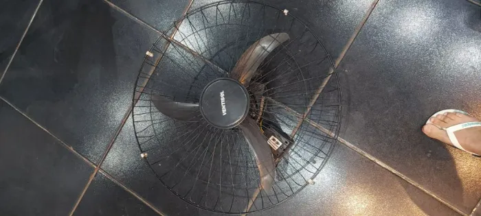 Ventilador de parede Ventisol Comercial preto 200w com 3 pás de plástico 60 cm de diâmetro