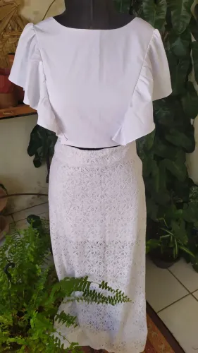 Blusa cropped branca com babado 