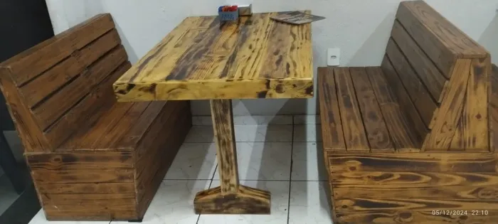 Mesa de Jantar de Madeira Rústica Com bancos inclusos