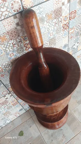 Pilão de madeira rústico