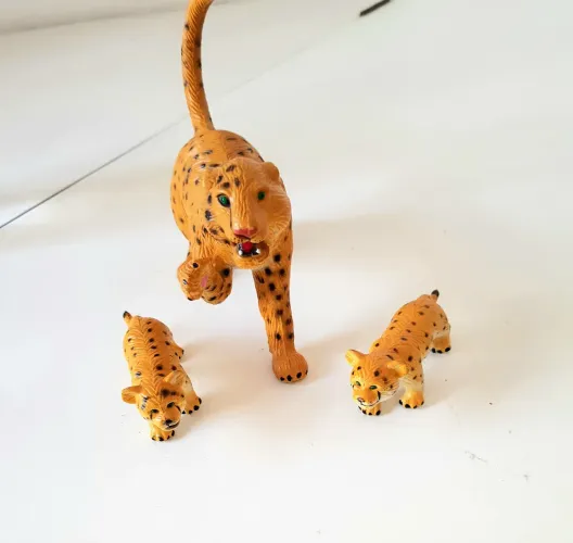 Onça e filhotes animais da floresta