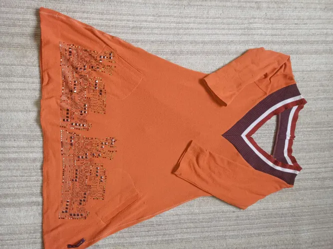 Vestido laranja bordado com detalhes