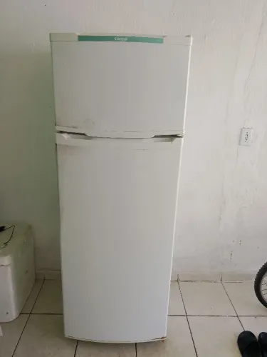 Vende-se Geladeira com Defeito não está funcionando. Ideal para quem concerta