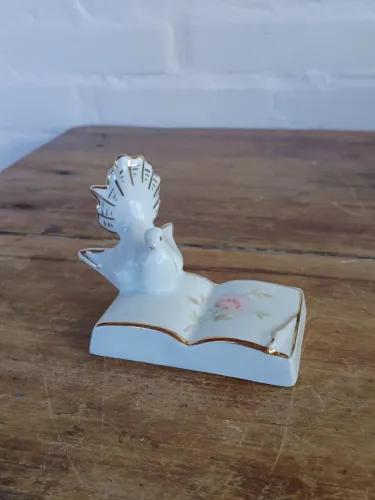 pombinha com livro porcelana bíblia antigo Antiquario decoração vintage miniatura bibelô
