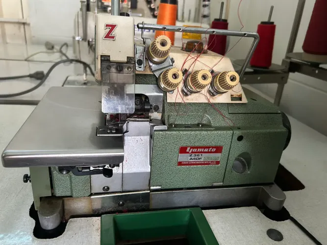 Máquina Overlock Industrial Yamato Z361 5 fios Completa (Mesa + Motor) - Semi Nova