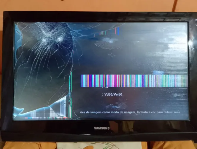 Tv Samsung 32 LCD tela trincada, ela liga, ver as fotos! Apenas R$ 40