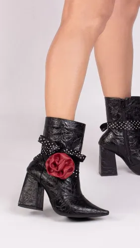 Bota bico fino cano médio com pulseira removível
