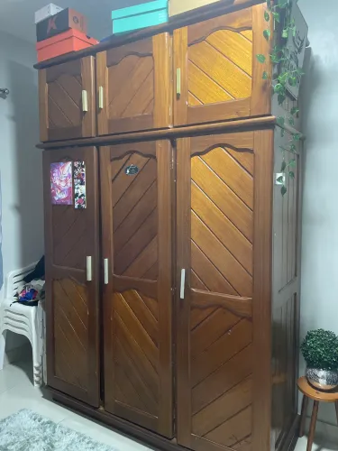 Guarda roupa de madeira