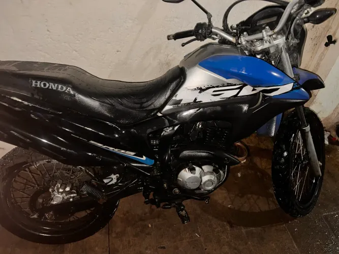 ? MOTO À VENDA - R$ 8.000 |
