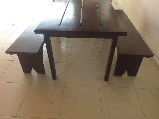 Vendo:  Jogo de mesa com bancos de madeira maciça usado. 