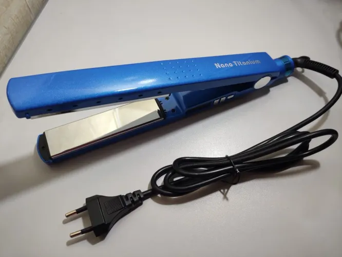 Vendo chapinha alisadora para uso doméstico e pessoal, modelo HW-912