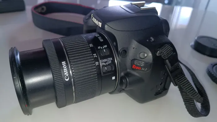 Canon EOS REBEL SL2 com lente 18-55mm
