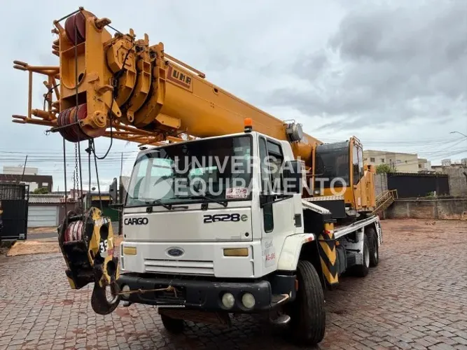 Caminhão Ford Cargo, modelo 2628E Guindaste Luna, modelo GT 40-32