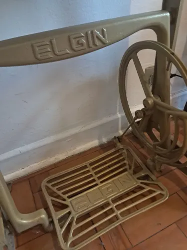 Base de Máquina de Costura Elgin antiga em ferro fundido, pintura em jato de areia