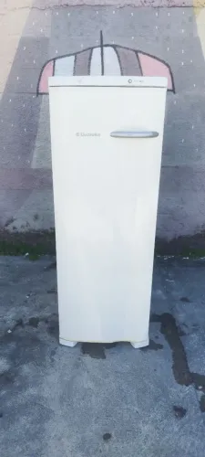 Freezer vertical Eletrolux moderninho com controle de temperatura semi novo completo 