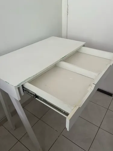 Mesa com gaveta