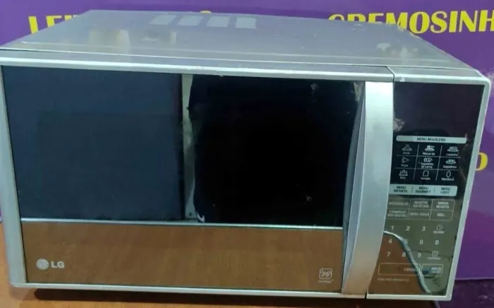 MICRO-ONDAS LG 31 L ESPELHADO FUNCIONANDO PERFEITAMENTE DEPENDENDO DO BAIRRO EU ENTREGO