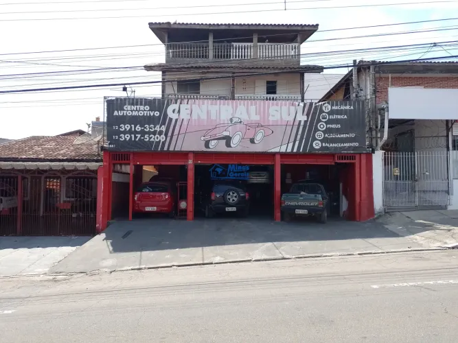 Imóvel comercial e residêncial com 3 Pavimentos e Salão para Oficina - Ouro Fino