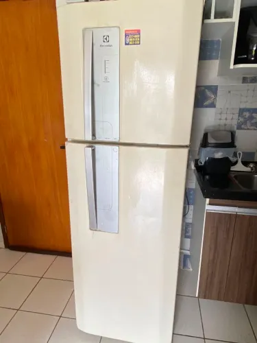 Vendo Geladeira Semi-nova Eletrolux