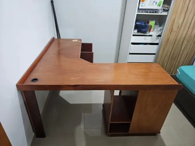 Mesa de madeira com gaveteiro e armário