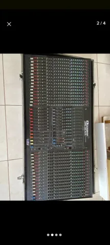 Mesa de som profissional impecável