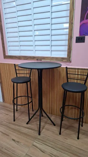 Mesa com 2 banquetas altas