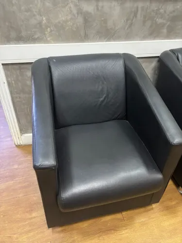 Poltrona de couro plástico preta