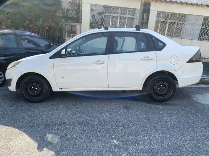 Ford Fiesta Sedan SE 1.6 8V Flex 4P 2014