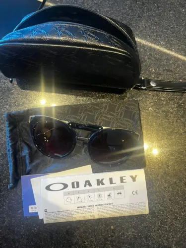 oculos modelo Gatinho Oakley feminino 