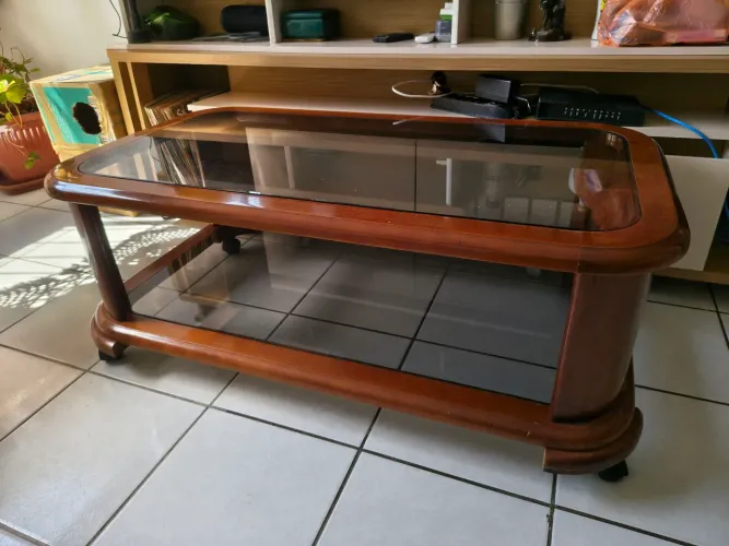 Vendo linda mesa de centro em madeira com duplo vidro fumê