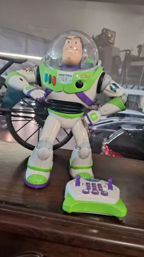 Boneco interativo U-Command Buzz Lightyear com controle remoto,