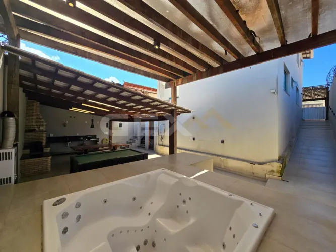 Casa de 2 pavimentos, com 3 suítes, hidromassagem e sauna no bairro Sagrada Famí