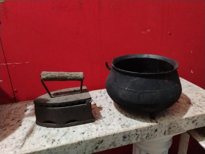 Ferro a brasa e panela de ferro antigos