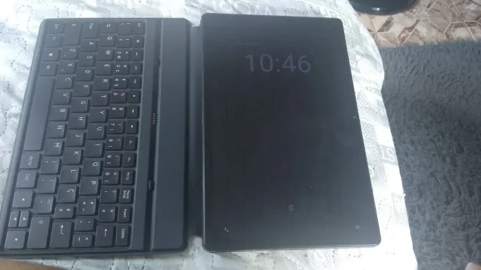 Tablet novo, sem marca de uso.