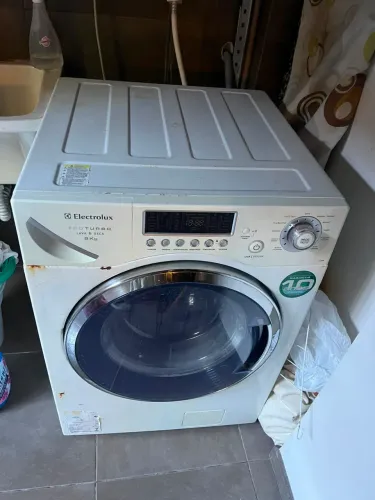 Máquina de lavar roupa com secadora Electrolux Ecoturbo 9kg com defeito