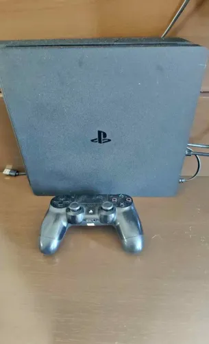PlayStation 4 slim acompanha controle e cabo HDMI