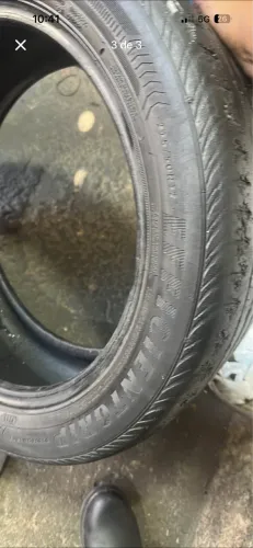 vendo pneu 215/50-17