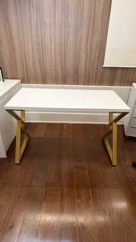 Mesa Branca com pés em serralheria dourada em perfeito estado