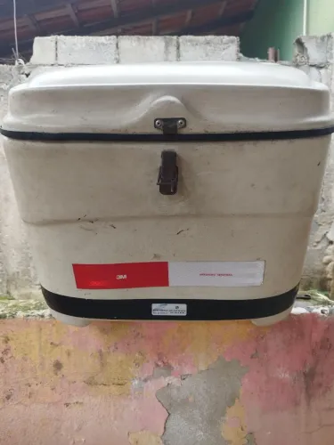 Baú para moto da Arte Fibras ,com suporte .550 reais