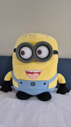 Boneco pelúcia (Antialérgico) Minions grande, esta perfeito! 55cm de altura.