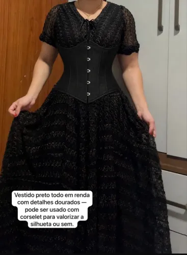 Vestido preto com detalhes dourados de ateliê